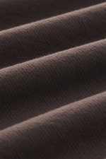 Close-up view of the fine, diagonal texture and soft touch of the dark brown Jacquemus Crew neck T-shirt 'Le Montaigne MC' jersey made of pure cotton.