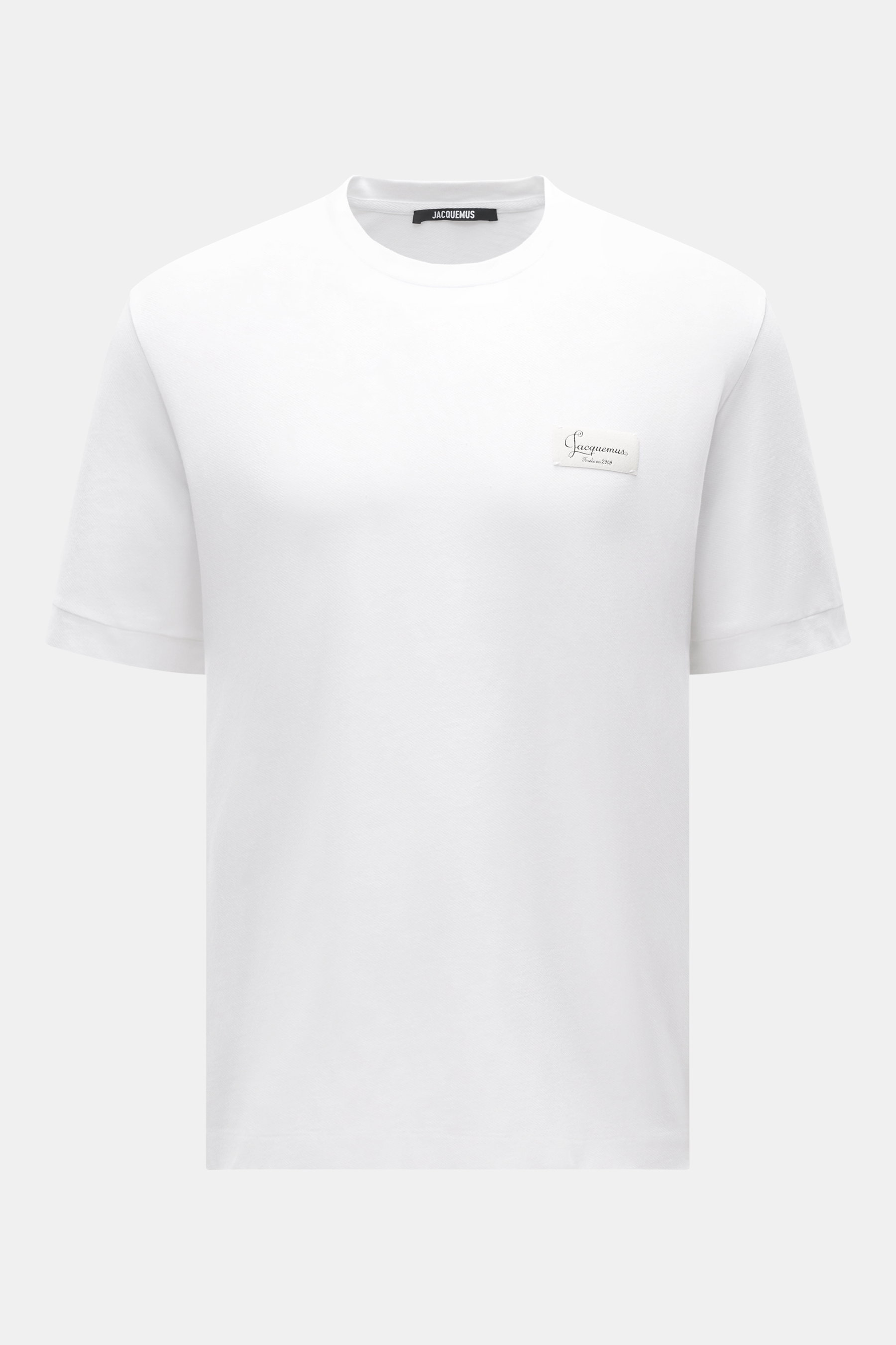 Jacquemus Rundhals-T-Shirt 'Le Montaigne MC' weiß, frontal fotografiert, Jersey aus Baumwolle, weicher Griff, diagonale Struktur, Slim Fit, Rundhalsausschnitt, Weblabel auf der Brust, seitliche Saumschlitze, verlängerte Rückseite.