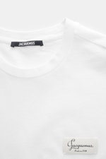 Jacquemus Crew neck T-shirt 'Le Montaigne MC' white, close-up front view, slim fit jersey made of pure cotton, soft touch, fine diagonal texture, crew neckline, woven label on chest, side hem slits, extended back.