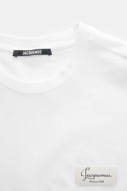 Jacquemus Crew neck T-shirt 'Le Montaigne MC' white, close-up front view, slim fit jersey made of pure cotton, soft touch, fine diagonal texture, crew neckline, woven label on chest, side hem slits, extended back.