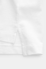 Front close-up view of Jacquemus Crew neck T-shirt 'Le Montaigne MC' white, slim fit jersey made of pure cotton, soft touch, fine diagonal texture, crew neckline, woven label on chest, side hem slits, extended back.