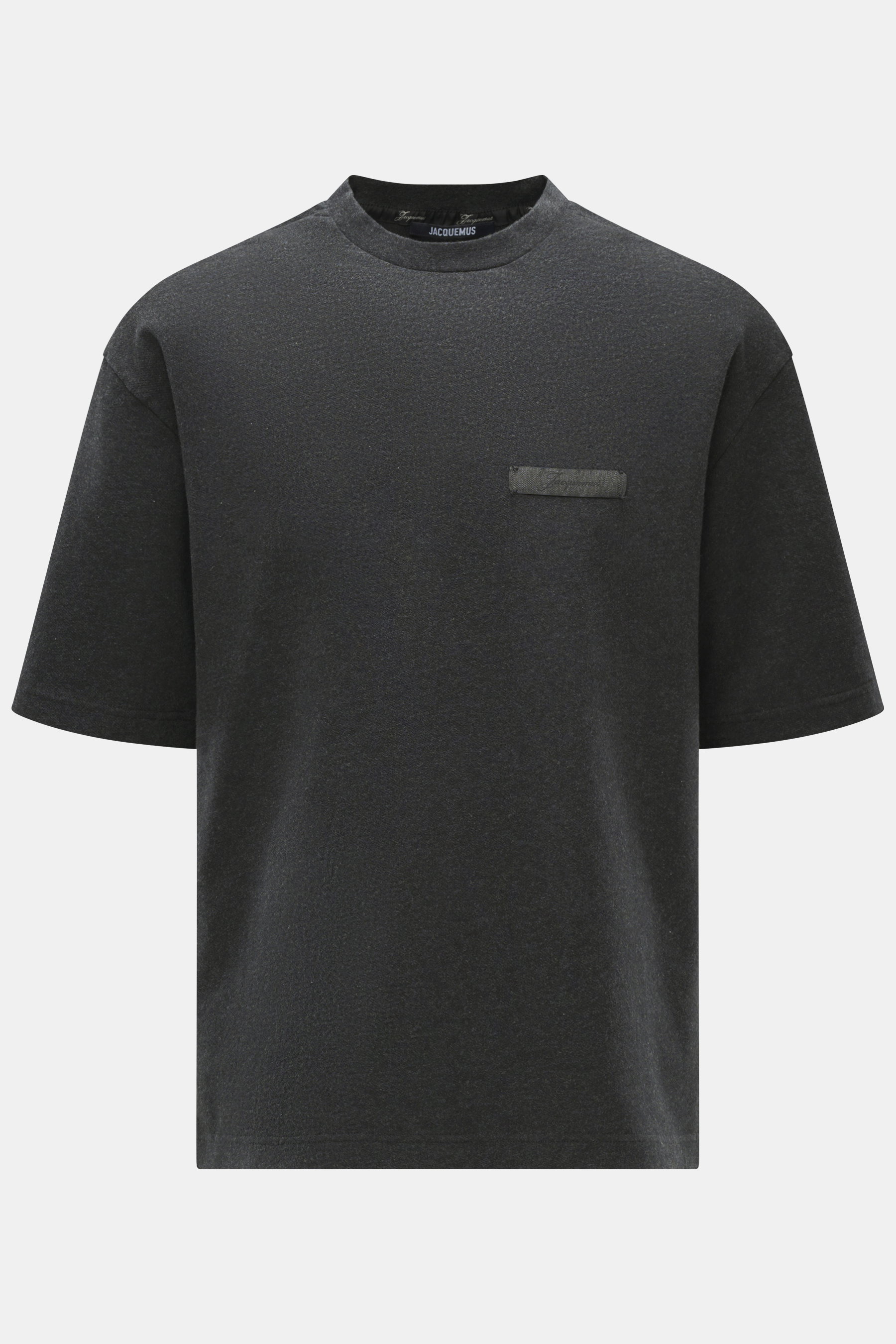 Jacquemus Rundhals-T-Shirt 'Le Ruban' dunkelgrau meliert, frontal fotografiert, Jersey aus reiner Baumwolle, weicher Griff, feine diagonale Struktur, Regular Fit, Rundhalsausschnitt, Weblabel auf der Brust, seitliche Saumschlitze, verlängerte Rückseite.