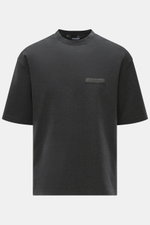 Front view of Jacquemus Crew Neck T-Shirt 'Le Ruban' Dark Grey Melange, jersey made of pure cotton, soft touch, fine diagonal structure, regular fit, crew neckline, woven label on chest, side hem slits, extended back.