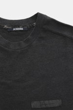 Jacquemus Crew Neck T-Shirt 'Le Ruban' Dark Grey Melange shown from close-up top front angle, jersey made of pure cotton, soft touch, fine diagonal structure, regular fit, crew neckline, woven label on chest, side hem slits, extended back.