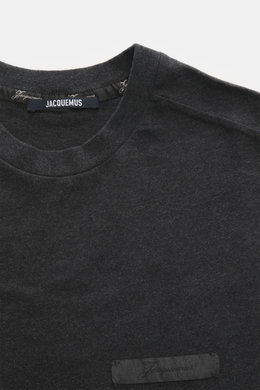 Jacquemus Crew Neck T-Shirt 'Le Ruban' Dark Grey Melange shown from close-up top front angle, jersey made of pure cotton, soft touch, fine diagonal structure, regular fit, crew neckline, woven label on chest, side hem slits, extended back.