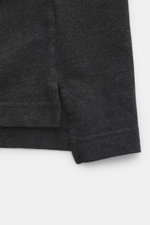 Close-up image of the hem and side slit of the Jacquemus Crew Neck T-Shirt 'Le Ruban' Dark Grey Melange, photographed from the front showing the fine, diagonal structure, jersey made of pure cotton, soft touch, regular fit, crew neckline, woven label on t