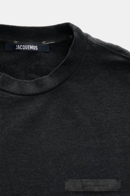 Nahaufnahme von Jacquemus Sweatshirt 'Ruban' dunkelgrau meliert mit Rundhalsausschnitt, Grosgrain-Logo-Stitching, Rippbündchen, Oversized Fit, schwerer Baumwolle, Ballonsaum.