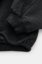 Jacquemus Sweatshirt 'Ruban' dunkelgrau meliert, Nahaufnahme von Ärmeln mit Rippbündchen, Baumwolle, schwere Qualität, Oversized Fit, Rundhals.