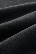 Jacquemus Sweatshirt 'Ruban' dunkelgrau meliert als Detailaufnahme der schweren Baumwollqualität mit Oversized Fit, Rundhalsausschnitt, Grosgrain Logo-Stitching, Rippbündchen und Ballonsaum.