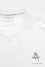 Close-up front view of Percival T-Shirt 'Earl' white with round neckline, logo print on chest, pure cotton, soft feel, oversized fit.

Description: 
<p>Casual through the transitional period: The T-shirt from PERCIVAL sets a relaxed street style accent wi