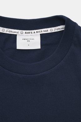 Close-up front view of the Percival T-Shirt grau meliert showing the round neckline with Percival logo tag and soft cotton fabric.

Description: <p>Lässig durch die Übergangszeit: Das T-Shirt von PERCIVAL setzt mit seinem markanten Backprint einen leger