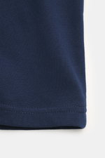 Navy blue fabric close-up showing texture and hem stitching, front view of Percival T-Shirt grau meliert, pure cotton, soft feel, oversized fit, round neckline, chest logo print, bold back print. Lässig durch die Übergangszeit: Das T-Shirt von PERCIVAL se