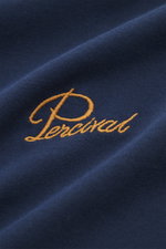 Alt tag (125 characters): Close-up of navy fabric with orange embroidered logo, showing texture of Percival T-Shirt grau meliert from front detail view.

Description for image:  
<p>Lässig durch die Übergangszeit: Das T-Shirt von PERCIVAL setzt mit sei