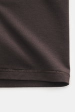 Close-up bottom view of the Kiefermann Crew neck T-shirt 'Hero' dark brown, showing elasticated fabric with a soft touch, blend of cotton and modal, slim fit, crew neck.