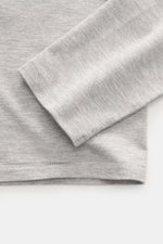 Close-up top view of the sleeve and hem of the Kiefermann Crew neck long sleeve 'Emil' grey melange, jersey in modal and cotton, elasticated fabric, soft touch, slim fit, crew neck.
