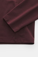 Close-up shot of the sleeve and hem from above of the Kiefermann Crew neck long sleeve 'Alberts' burgundy, jersey in modal and cotton, elasticated fabric, soft touch, slim fit, crew neck.