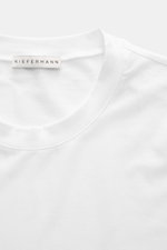 Close-up top view of the neckline and label of the Kiefermann Crew neck long sleeve 'Alberts' white, jersey in modal and cotton, elasticated fabric, soft touch, slim fit, crew neck.