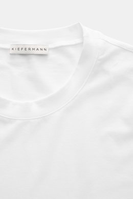 Close-up top view of the neckline and label of the Kiefermann Crew neck long sleeve 'Alberts' white, jersey in modal and cotton, elasticated fabric, soft touch, slim fit, crew neck.