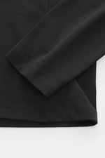 Close-up view of the sleeve and hem stitching of the Kiefermann Crew neck long sleeve 'Alberts' black, jersey in modal and cotton, elasticated fabric, soft touch, slim fit, crew neck.