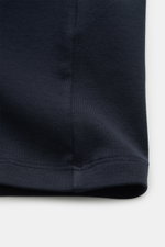Nahaufnahme des Kiefermann Rundhals-T-Shirts 'Paddys' navy, gezeigt von unten, reine Baumwolle, leicht elastisch, weicher Griff, Slim Fit, Rundhalsausschnitt.