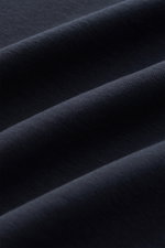 Nahaufnahme des Kiefermann Rundhals-T-Shirts "Paddys" navy aus reiner, leicht elastischer Baumwolle mit weichem Griff, Slim Fit, Rundhalsausschnitt.
