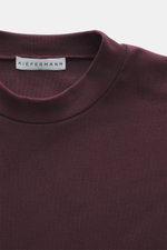 Nahaufnahme von Kiefermann Rundhals-T-Shirt 'Paddys' bordeaux mit Rundhalsausschnitt, Slim Fit, weichem Griff, reine Baumwolle, leicht elastisch, von oben fotografiert.