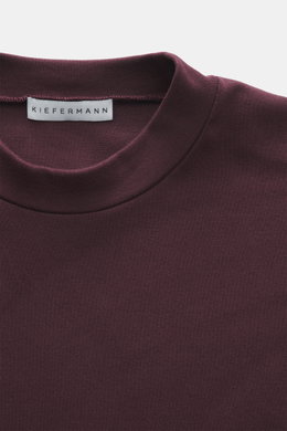 Nahaufnahme von Kiefermann Rundhals-T-Shirt 'Paddys' bordeaux mit Rundhalsausschnitt, Slim Fit, weichem Griff, reine Baumwolle, leicht elastisch, von oben fotografiert.