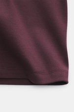 Nahaufnahme des Kiefermann Rundhals-T-Shirts 'Paddys' bordeaux, zeigt weiche, elastische Baumwolle und Saumnaht aus seitlicher Perspektive.