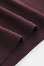 Kiefermann Rundhals-T-Shirt 'Paddys' bordeaux, Detailaufnahme der feinmaschigen, elastischen Baumwolle mit weichem Griff und Slim Fit, Nahaufnahme.