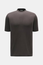 Kiefermann Rundhals-T-Shirt 'Paddys' dunkelbraun, Slim Fit, leicht elastische Baumwolle, weicher Griff, Rundhalsausschnitt, frontale Nahaufnahme.