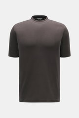 Kiefermann Rundhals-T-Shirt 'Paddys' dunkelbraun, Slim Fit, leicht elastische Baumwolle, weicher Griff, Rundhalsausschnitt, frontale Nahaufnahme.
