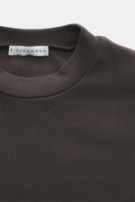 Nahaufnahme des Kiefermann Rundhals-T-Shirts 'Paddys' dunkelbraun von oben, reine Baumwolle, leicht elastisch, weicher Griff, Slim Fit, Rundhalsausschnitt.