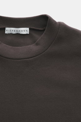 Nahaufnahme des Kiefermann Rundhals-T-Shirts 'Paddys' dunkelbraun von oben, reine Baumwolle, leicht elastisch, weicher Griff, Slim Fit, Rundhalsausschnitt.