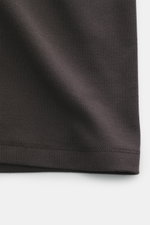 Nahaufnahme des dunkelbraunen Kiefermann Rundhals-T-Shirts 'Paddys' in Slim Fit, reine Baumwolle, weicher Griff, leicht elastisch, von der Seitenkante fotografiert.