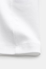 Kiefermann Rundhals-T-Shirt 'Paddys' weiß, Detailaufnahme des weichen, elastischen Baumwollstoffs mit Slim Fit, Rundhalsausschnitt, von vorne fotografiert.