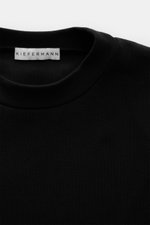 Nahaufnahme des Rundhalsausschnitts vom Kiefermann Rundhals-T-Shirt 'Paddys' schwarz, reine, leicht elastische Baumwolle.