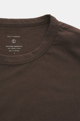 Close-up front top view of Officine Générale Crew Neck T-Shirt 'Cneck Tee' dark brown showing crew neckline and fabric texture. The soft feel of pure organic cotton makes the crew neck T-shirt 'Cneck Tee' from OFFICINE GÉNÉRALE a relaxed favorite – uncomp