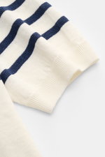 Gran Sasso Kurzarmpullover offwhite/navy gestreift, Detailaufnahme des weichen Leinen-Baumwoll-Mix mit feinem Strickbild und flexiblem Rippbündchen.