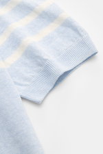 Gran Sasso Kurzarmpullover hellblau/offwhite gestreift, Detailaufnahme von Ärmel und Rippbündchen, feines Strickbild, Leinen-Baumwoll-Mix.