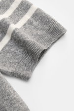 Gran Sasso Kurzarmpullover grau/offwhite gestreift, Detailaufnahme von Ärmel mit flexiblem Rippbündchen aus Leinen-Baumwoll-Mix.