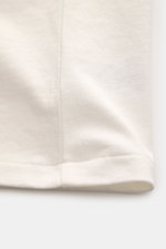Close-up view of the hem and fabric texture of the Polo Ralph Lauren Crew neck T-shirt white, showcasing pure cotton and heavy fabric.

<p>A timeless classic for hot days: This T-shirt by POLO RALPH LAUREN features a signature logo and a casual boxy fit t