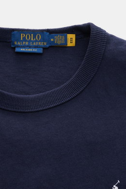 Close-up front view of Polo Ralph Lauren Crew neck T-shirt navy showing ribbed crew neck and blue label with yellow text.

<p>A timeless classic for hot days: This T-shirt by POLO RALPH LAUREN features a signature logo and a casual boxy fit that make a su