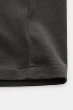 Nahaufnahme des Saums eines Polo Ralph Lauren Rundhals-T-Shirts dunkelgrau aus reiner, schwerer Baumwolle mit Boxy Fit, aufgenommen von unten.
