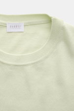 Close-up front view of the 04651/ A trip in a bag Kurzarmpullover 'Pima Cotton' pastellgrün, showcasing its fine knit round neckline and soft pastel green color. 

<p>Aus feiner Pima-Baumwolle gefertigt, lässt Sie der Kurzarmpullover 'Pima Cotton' von 046