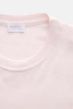 Close-up front view of the neckline and label of the 04651/ A trip in a bag Kurzarmpullover 'Pima Cotton' rosé, made from fine Pima cotton with a soft touch, very fine knit, slim fit, round neckline, and flexible ribbed cuffs.