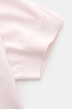 Close-up side view of the sleeve of the 04651/ A trip in a bag Kurzarmpullover 'Pima Cotton' rosé, made of fine Pima cotton with a soft touch, very fine knit, slim fit, round neckline, and flexible ribbed cuffs.