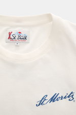 MC2 Saint Barth Rundhals-T-Shirt 'Arnott Warm' offwhite in Slim Fit, weiche Baumwolle, Rundhalsausschnitt, Frontprint St. Moritz, Ärmel-Stickerei, Detailansicht.
