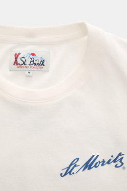 MC2 Saint Barth Rundhals-T-Shirt 'Arnott Warm' offwhite in Slim Fit, weiche Baumwolle, Rundhalsausschnitt, Frontprint St. Moritz, Ärmel-Stickerei, Detailansicht.