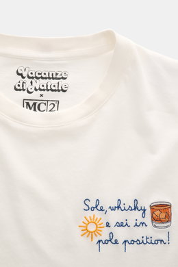 MC2 Saint Barth Rundhals-T-Shirt 'Arnott Warm' offwhite, Nahaufnahme von oben, weiche Baumwolle, Slim Fit, dezenter Print und aufwändiges Stitching auf der Brust, St. Barth-Stickerei am Ärmel.