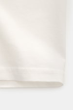 MC2 Saint Barth Rundhals-T-Shirt 'Arnott Warm' offwhite, Slim Fit, weiche Baumwolle, Detailaufnahme des aufwändigen Stitchings und St. Barth-Stickerei am Ärmel, Frontperspektive.